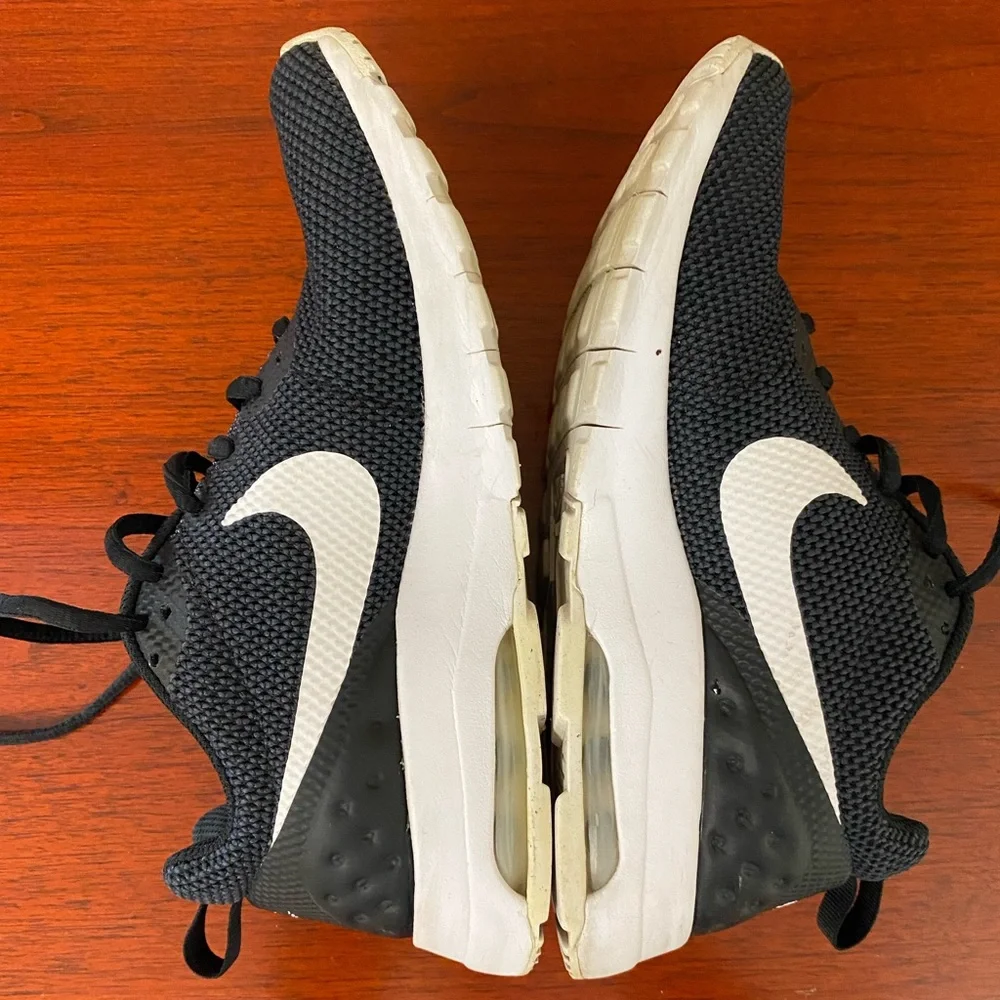 Nike Air Max black women’s size 7